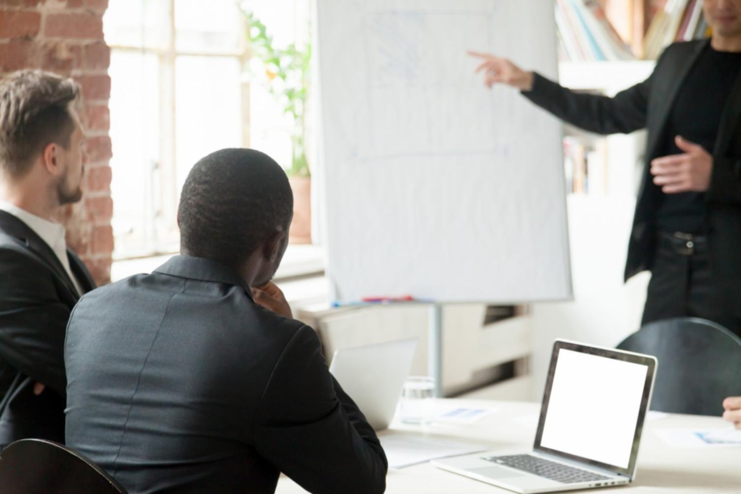 Espace de consultation financière avec vue sur Amiens